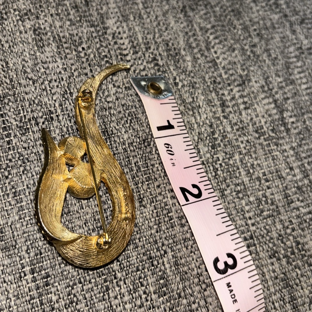 Symphony Elegant Gold Brooch with Pearls - Picture 3 of 3